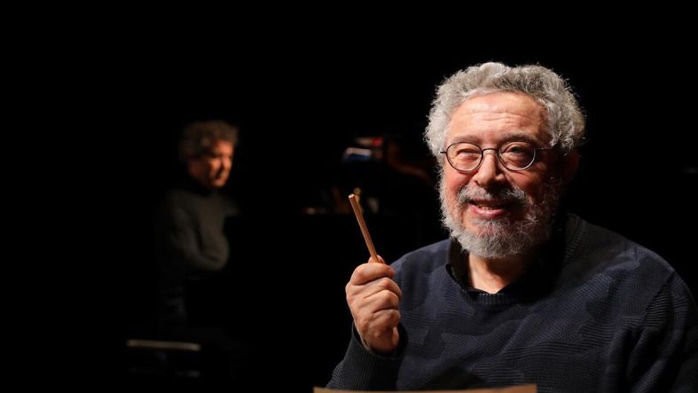 Rüştü Asyalı: Seslendirme ve Tiyatro Ustası