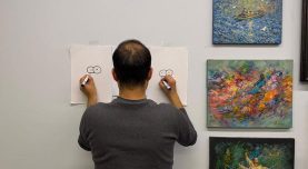 Olağanüstü yetenek! Aynı anda elleriyle 2 farklı resim çiziyor