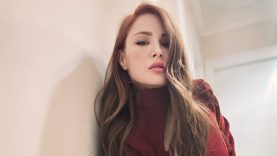 Mine Tugay, yaz sezonuna erken girdi ve havuzda çekilen fotoğraflarıyla olay oldu!